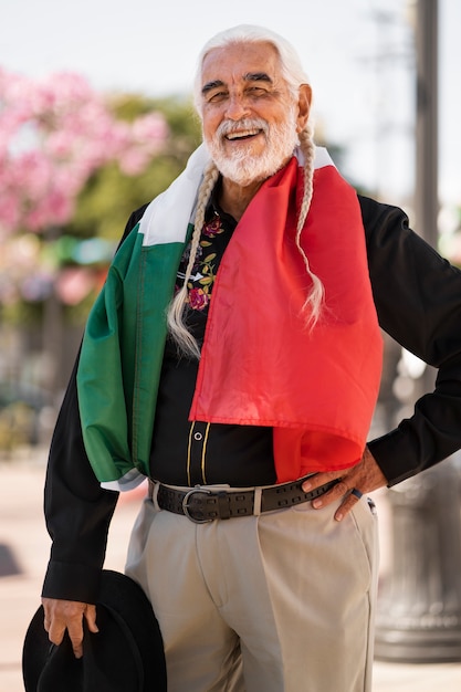 Uomo anziano che indossa la vista laterale della bandiera messicana