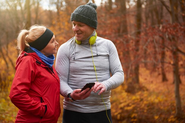 Uomo anziano che usa il telefono durante il jogging