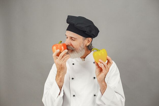 Uomo anziano con peper rosso e giallo.