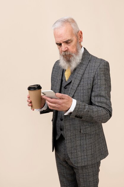 Uomo anziano del colpo medio che tiene tazza di caffè