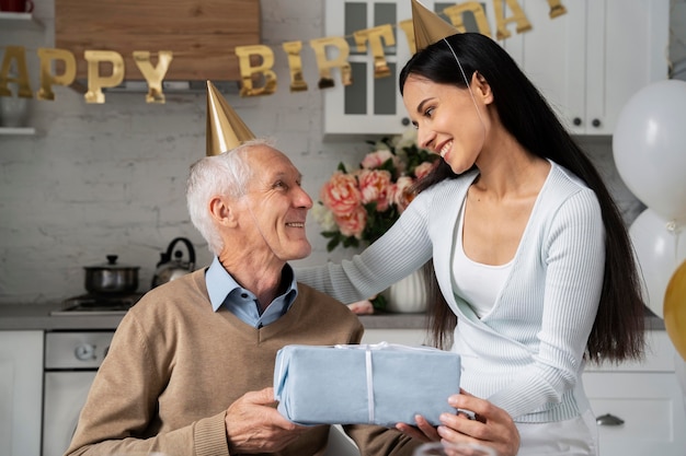 Uomo anziano di tiro medio che riceve un regalo