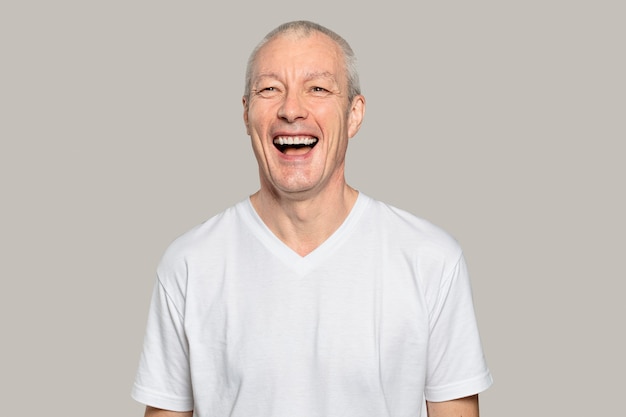 Uomo anziano felice in un ritratto di maglietta bianca white