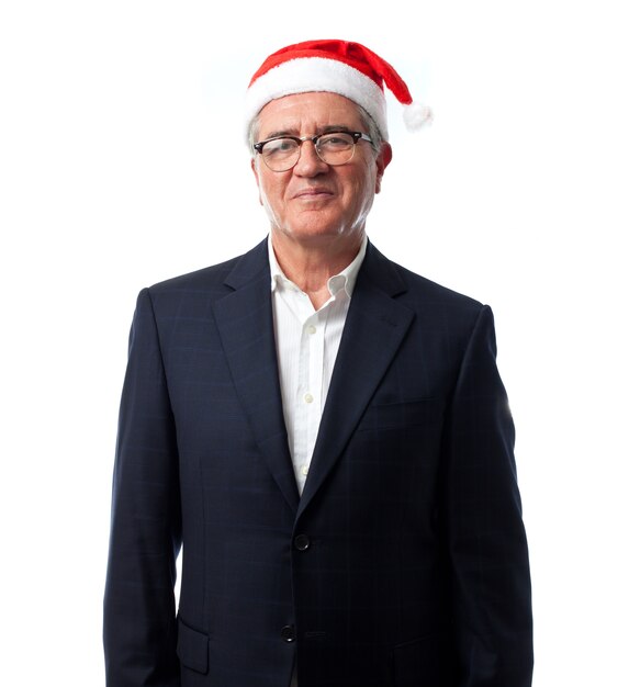 Uomo anziano, in posa con gli occhiali e il cappello della Santa