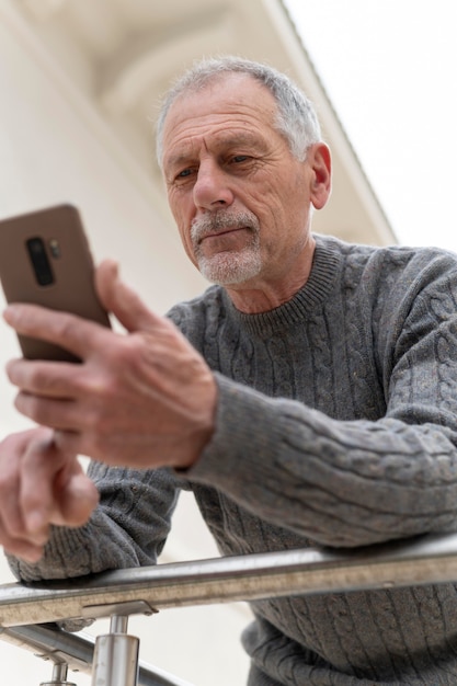 Uomo anziano moderno all'aperto