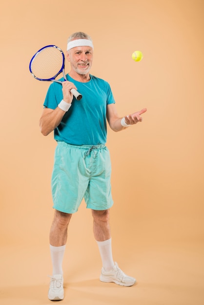 Uomo anziano moderno con la racchetta da tennis