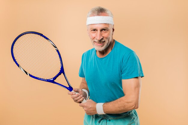 Uomo anziano moderno con la racchetta da tennis