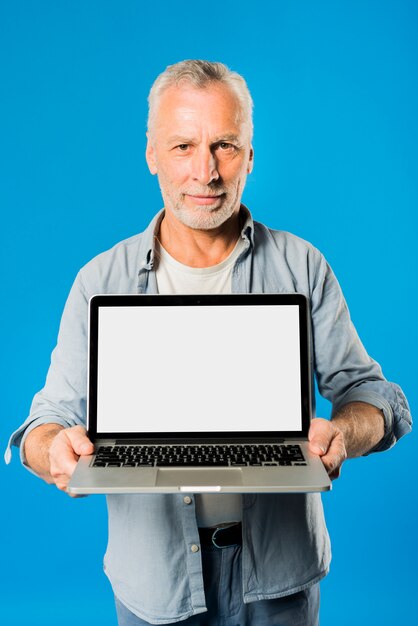 Uomo anziano moderno con laptop