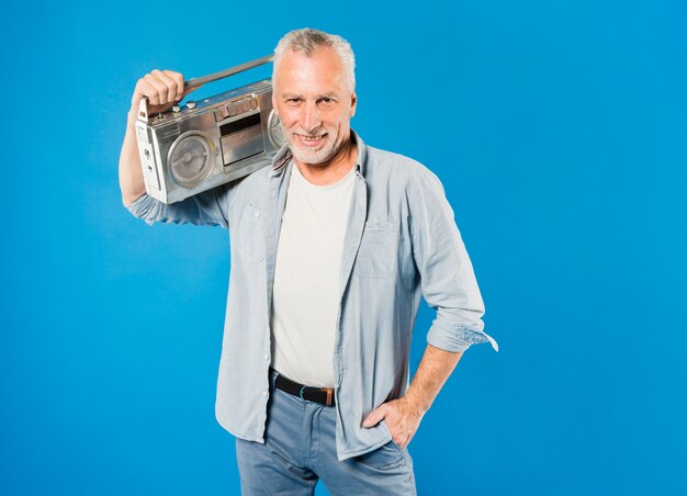 Uomo anziano moderno con radio d&#39;epoca