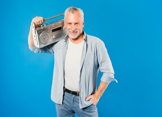 Uomo anziano moderno con radio d&#39;epoca