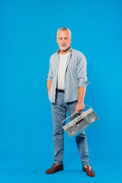 Uomo anziano moderno con radio d&#39;epoca