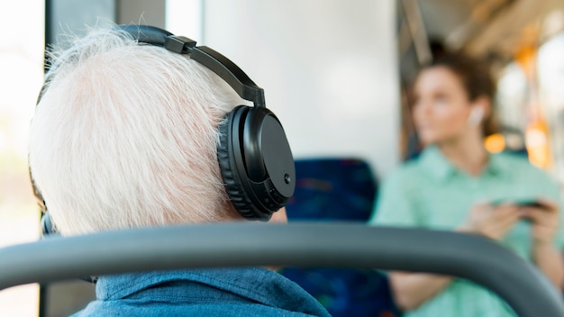 Uomo anziano nel concetto del trasporto pubblico