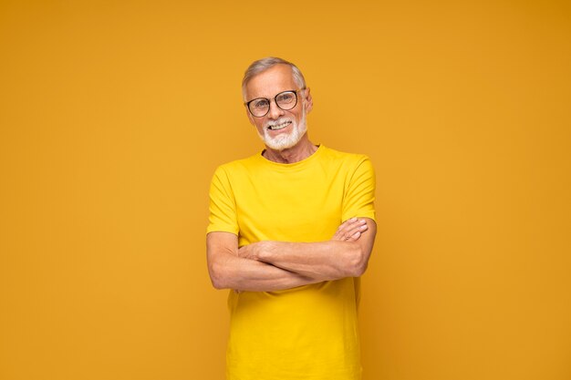 Uomo anziano sorridente di colpo medio in posa