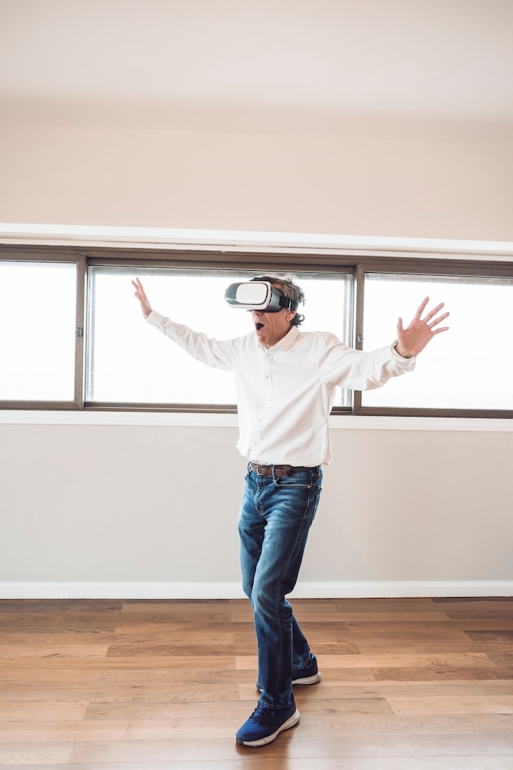 Foto gratuito uomo anziano stupito che tocca l'aria durante l'esperienza vr