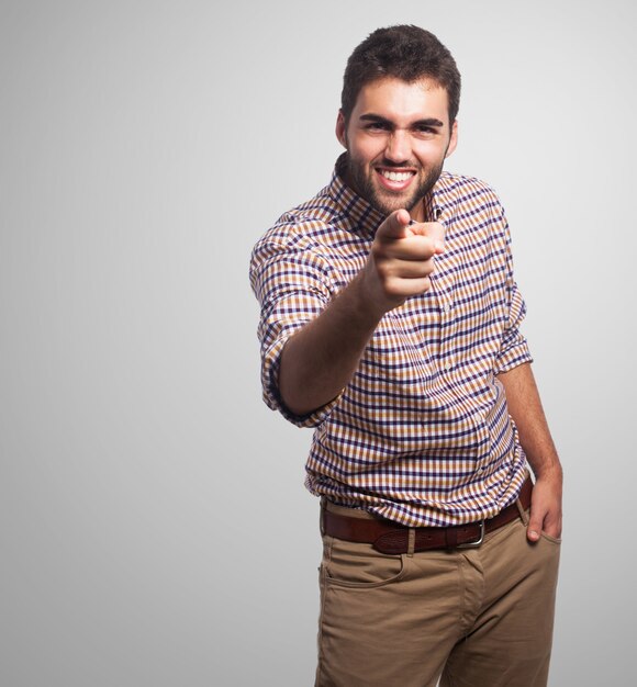 Uomo arabo che punta alla fotocamera