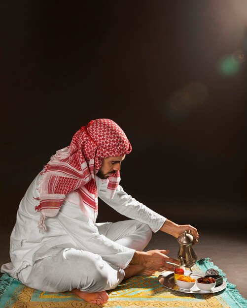 Uomo arabo con il tè di versamento di Kandora