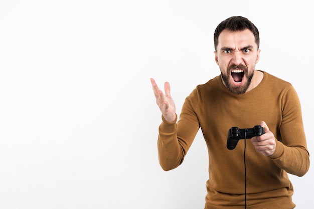 Uomo arrabbiato con controller di gioco