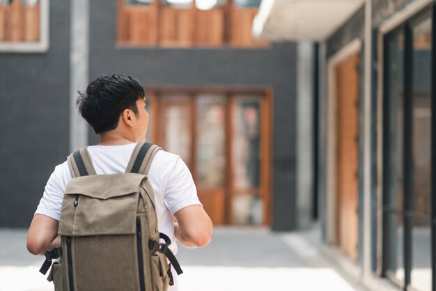 Uomo asiatico del viaggiatore che viaggia e che cammina a Pechino, Cina