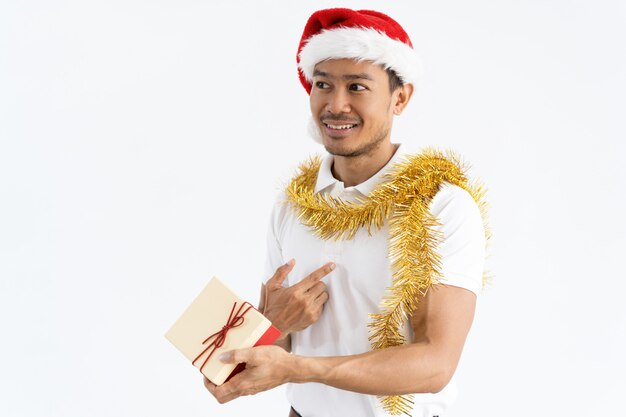 Uomo asiatico felice che riceve il contenitore di regalo e che indica a se stesso