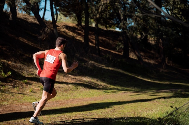 Uomo atletico che partecipa a una corsa campestre