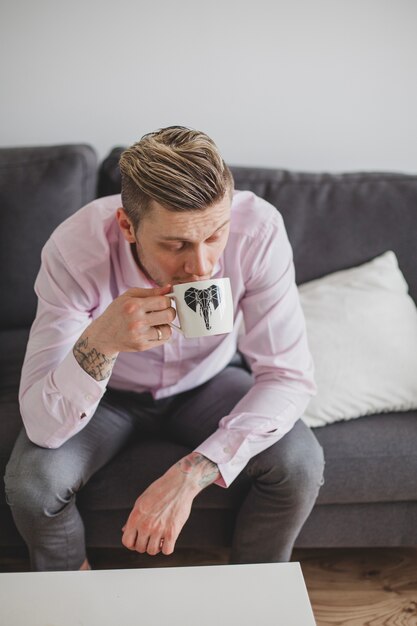 Uomo attraente bere un caffè