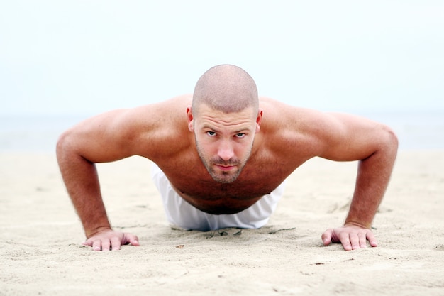 Uomo attraente e felice sulla spiaggia