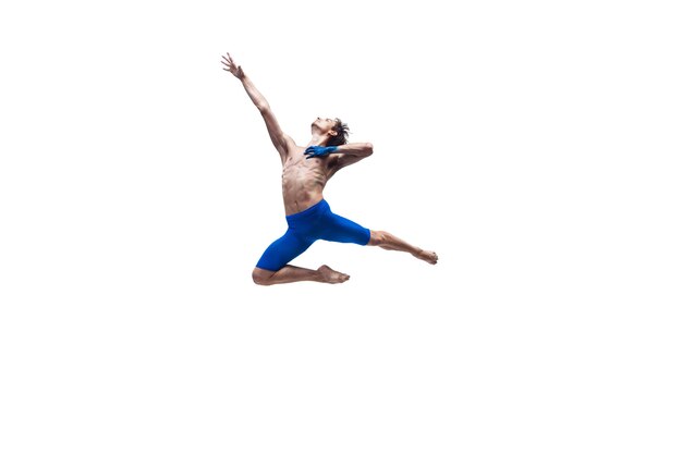 Uomo ballerino in abiti blu che balla in studio