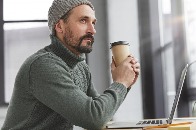 Uomo Barbuto che indossa cappello e maglione caldo lavorato a maglia