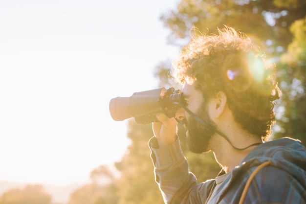 Uomo barbuto con il binocolo