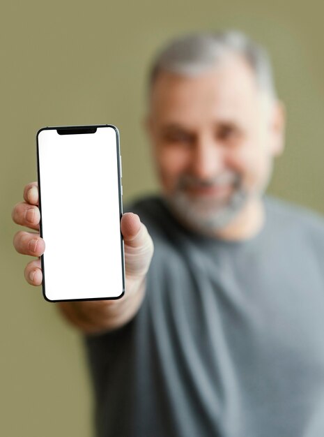 Uomo barbuto con il cellulare