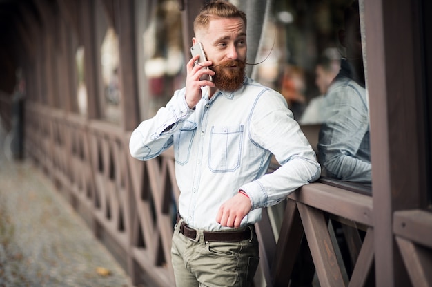 Uomo barbuto con il telefono