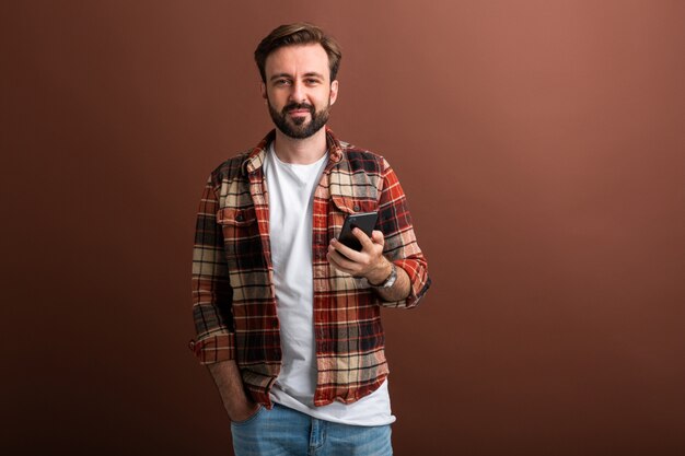 Uomo barbuto hipster alla moda bello su colore marrone