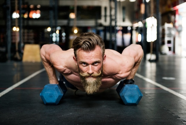 Uomo barbuto in palestra