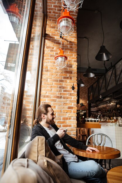 Uomo barbuto nella caffetteria