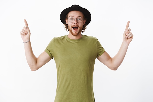 Uomo barbuto rosso espressivo con un cappello