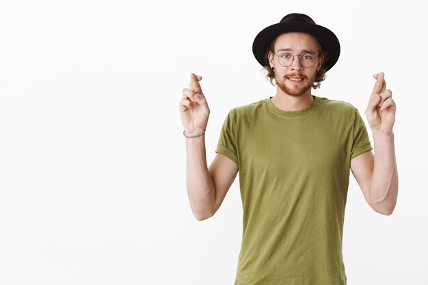 Uomo barbuto rosso espressivo con un cappello