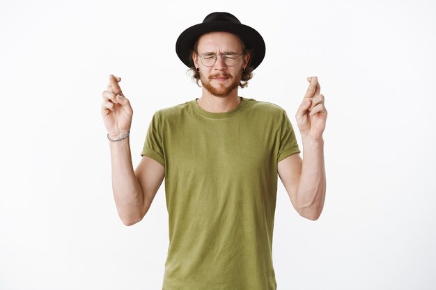 Uomo barbuto rosso espressivo con un cappello