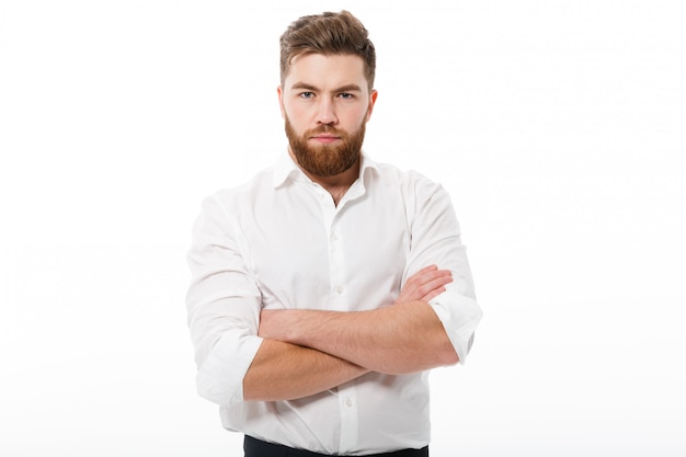 Uomo barbuto serio nello sguardo dei vestiti di affari