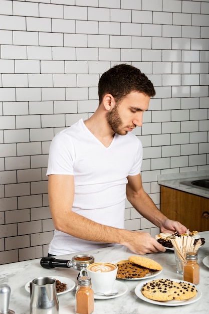 Uomo barista che lavora dietro il bancone