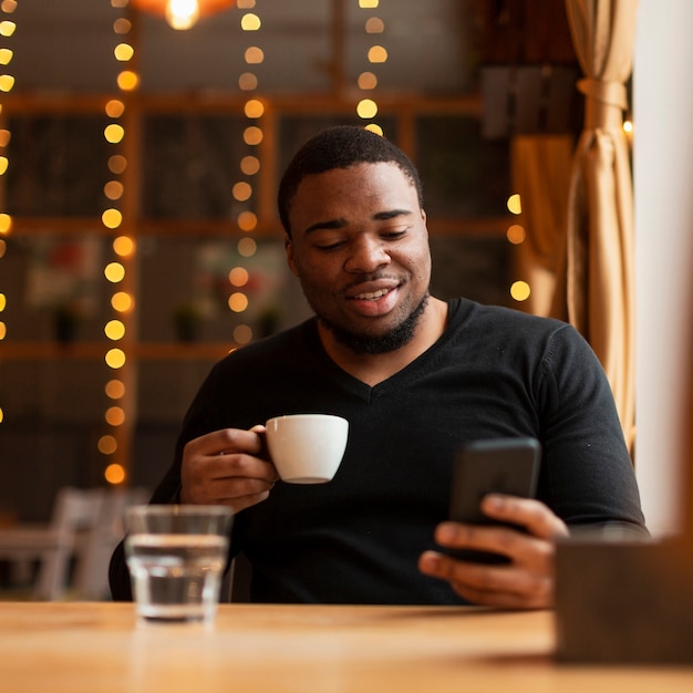 Uomo bello che beve caffè