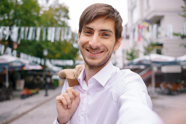 Uomo bello che fa un selfie