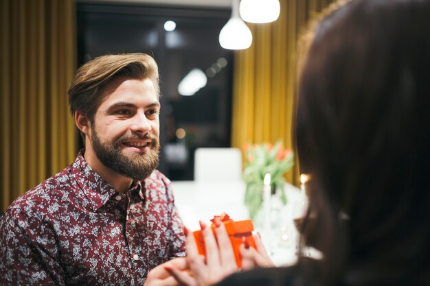 Uomo bello che presenta regalo alla ragazza