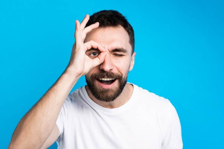 Foto gratuito uomo bello che propone sciocco