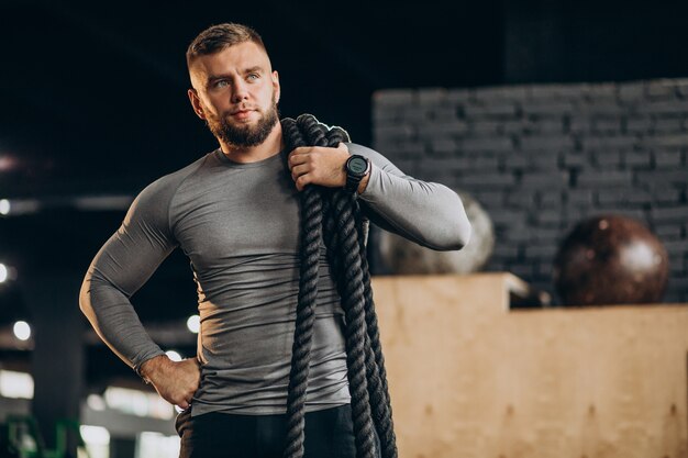 Uomo bello che si esercita in palestra