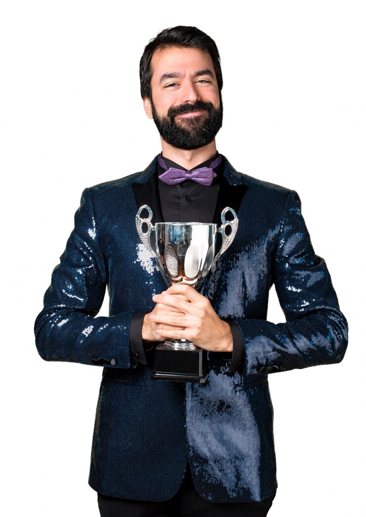 Foto gratuito uomo bello con giacca di sequin che tiene un trofeo