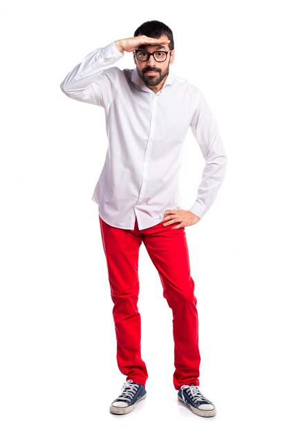 Uomo bello con gli occhiali che mostrano qualcosa