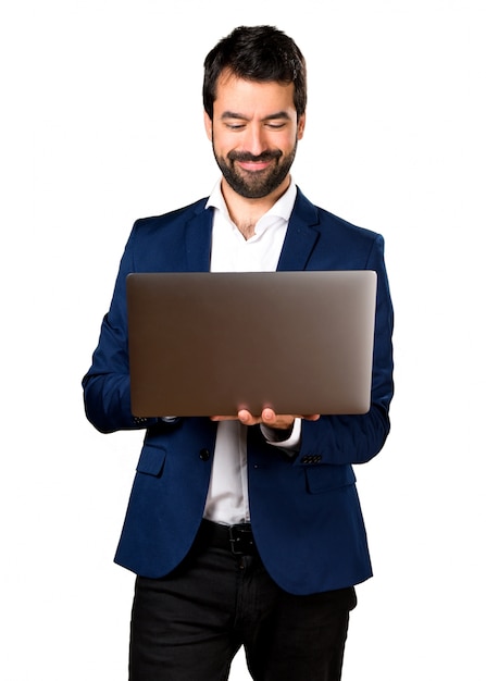 Uomo bello con il computer portatile