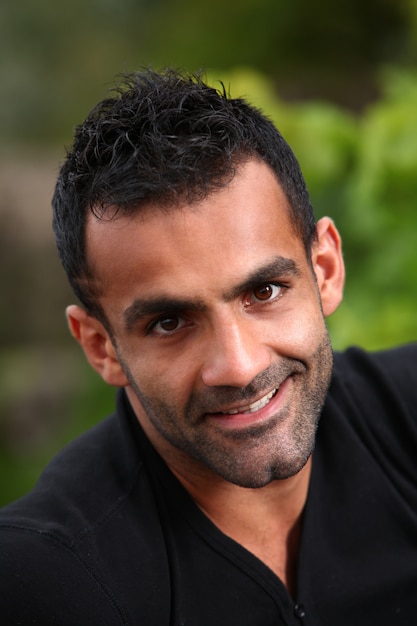 Uomo bello con una barba sorrisi