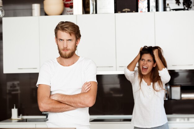 Uomo bello dispiaciuto in lite con la sua ragazza