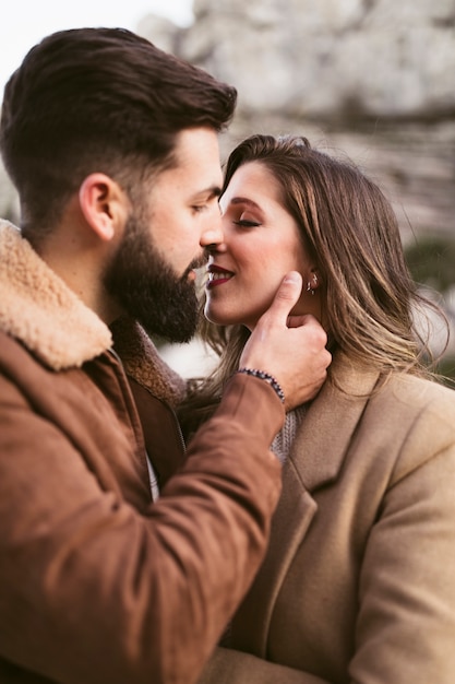 Uomo bello e baciare grazioso della donna