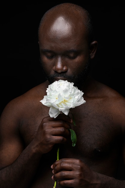 Uomo bello e sensibile con il fiore